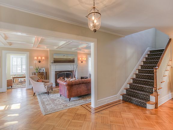 5th image of 367 Woodland Pl