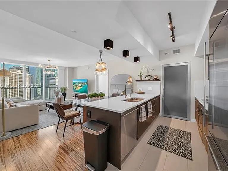55 SE 6th St #1803 — Photo 5