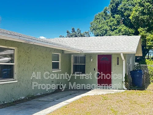 928 Lake Palms Dr Photo 1