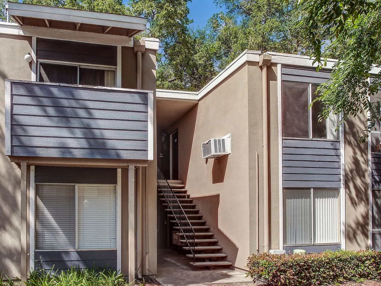 Creekside Apartments — Photo 3