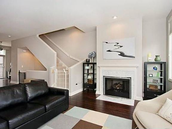 3rd image of 2662 N Hermitage Ave