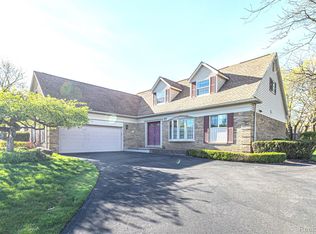 897 Augusta Dr, Rochester Hills, MI 48309