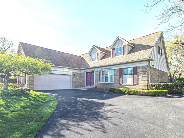 897 Augusta Dr, Rochester Hills, MI 48309