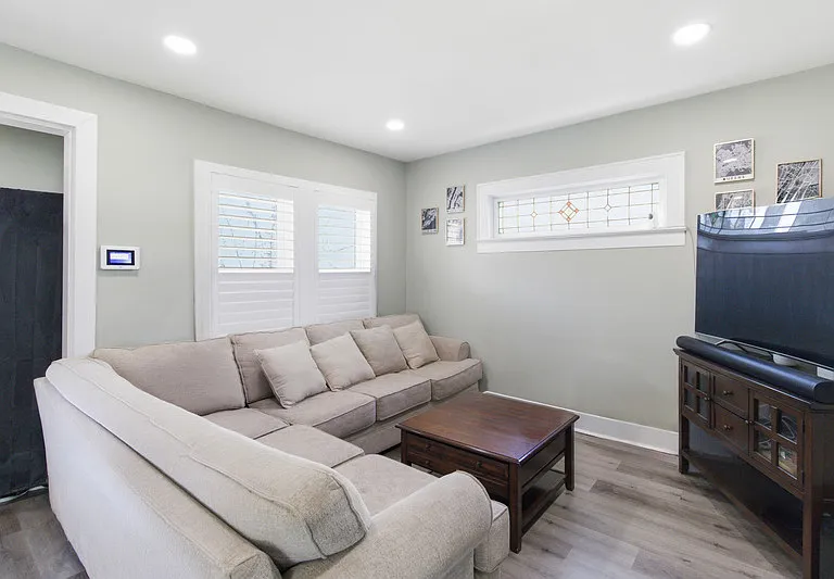 925 Plainfield Ave — Photo 11
