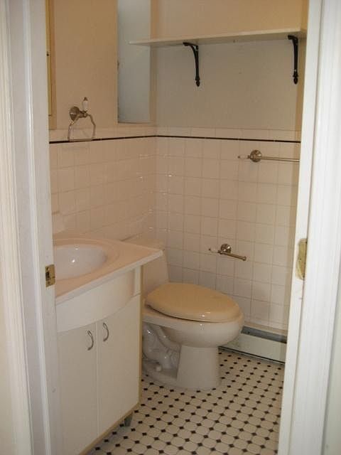 2nd image of 282 Griffith St #2