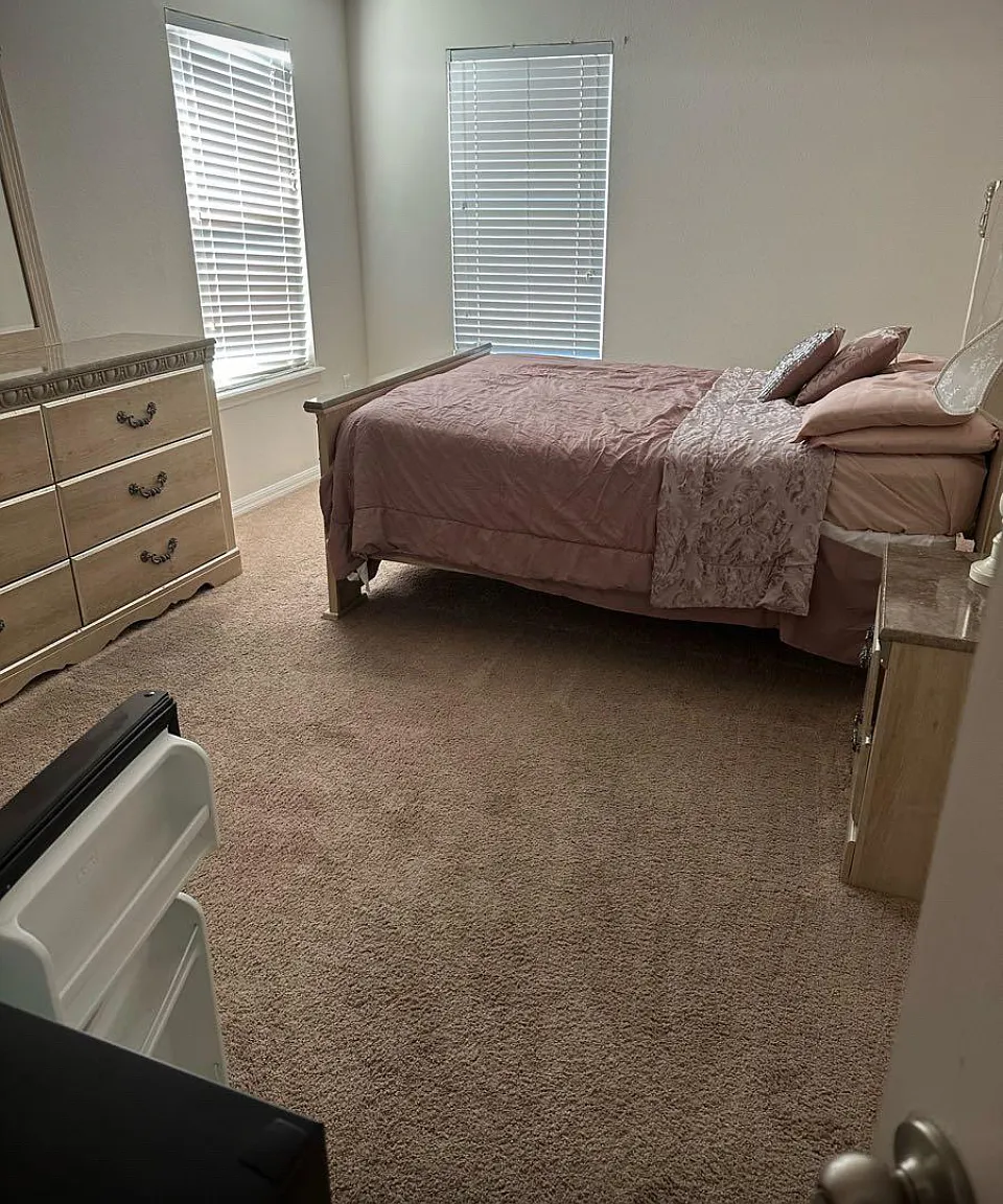 5 bed, 3900 sqft, $980 — Photo 1