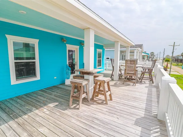 876 Palmetto Dr, Crystal Beach, TX 77650