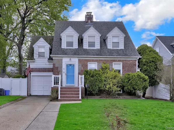 5 Argyle Road, Merrick, NY 11566