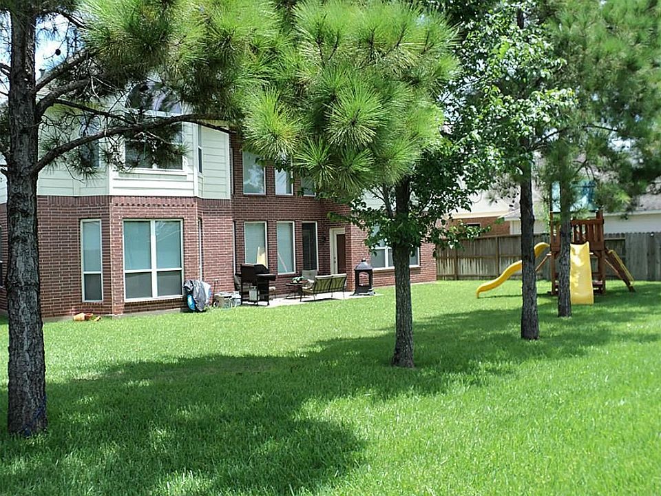 Second shot of this huge backyard. Could easily fit a pool and more.
