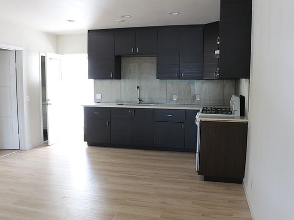 3rd image of 2433 Montrose Ave