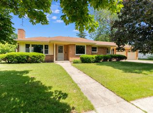 621 Preston Ave, Elgin, IL 60120