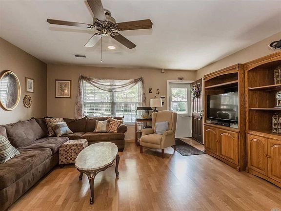 3rd image of 7 Oak Park Ct