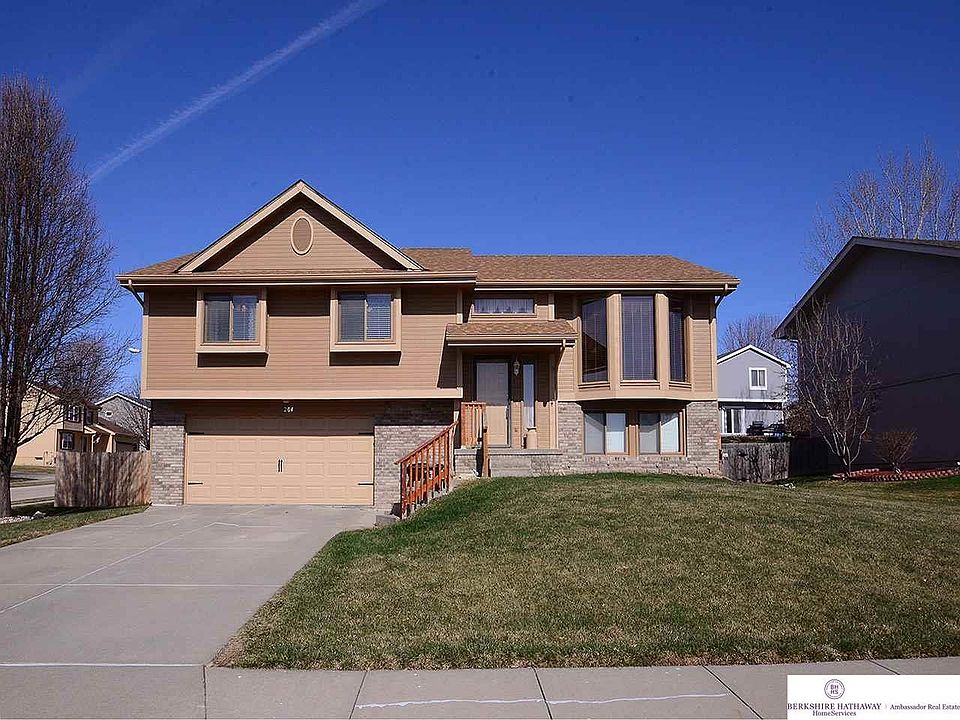 1st image of 204 Oakwood Dr