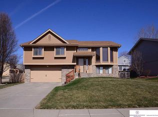 204 Oakwood Dr, Papillion, NE 68133