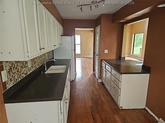 4th image of 2056 Oakridge Dr