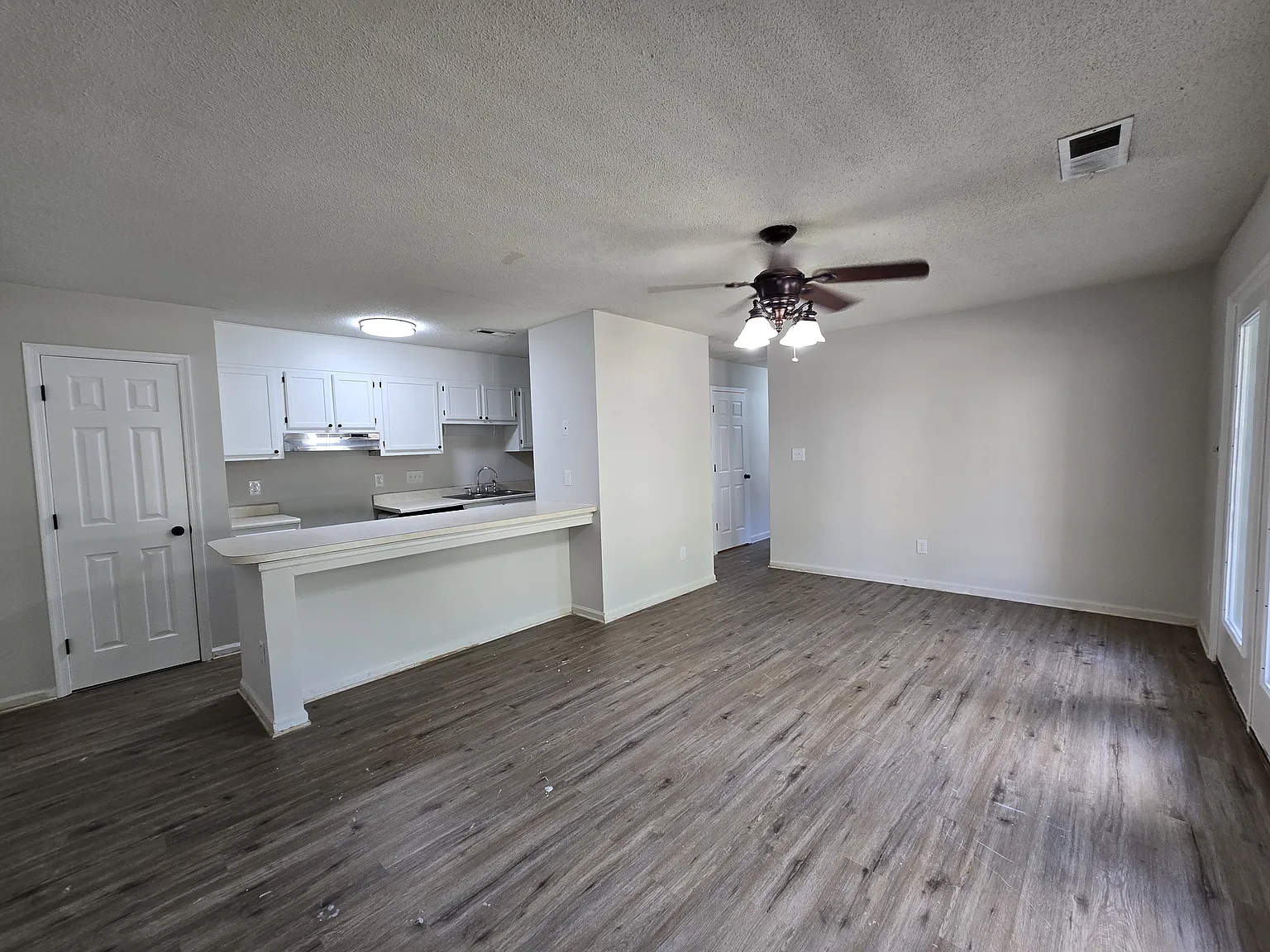 2 bed, 871 sqft, $1,295 — Photo 2