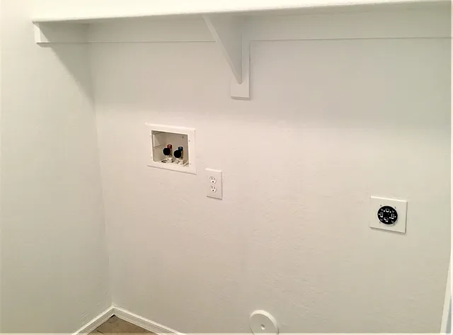 15872 W Adams St — Photo 13