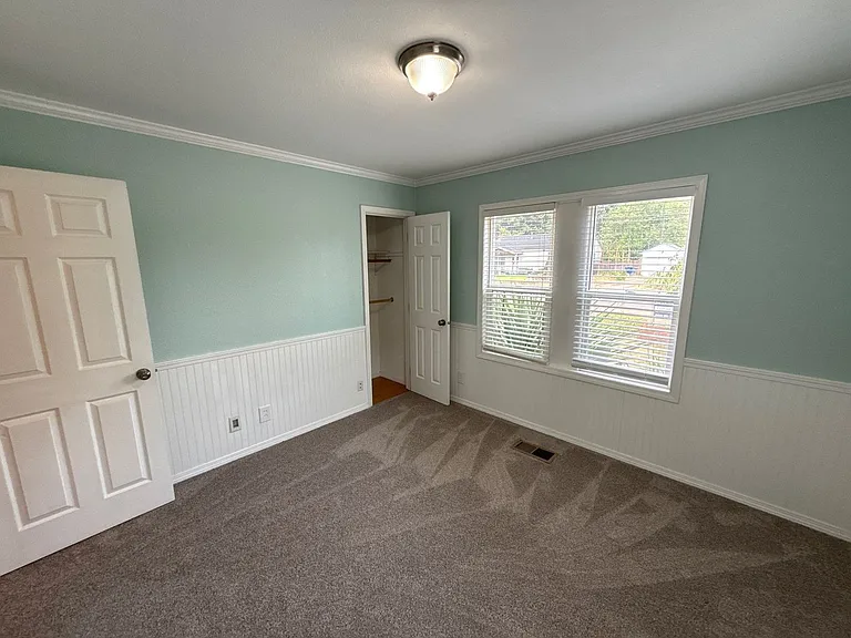 4627 Thorman Ave NE — Photo 12