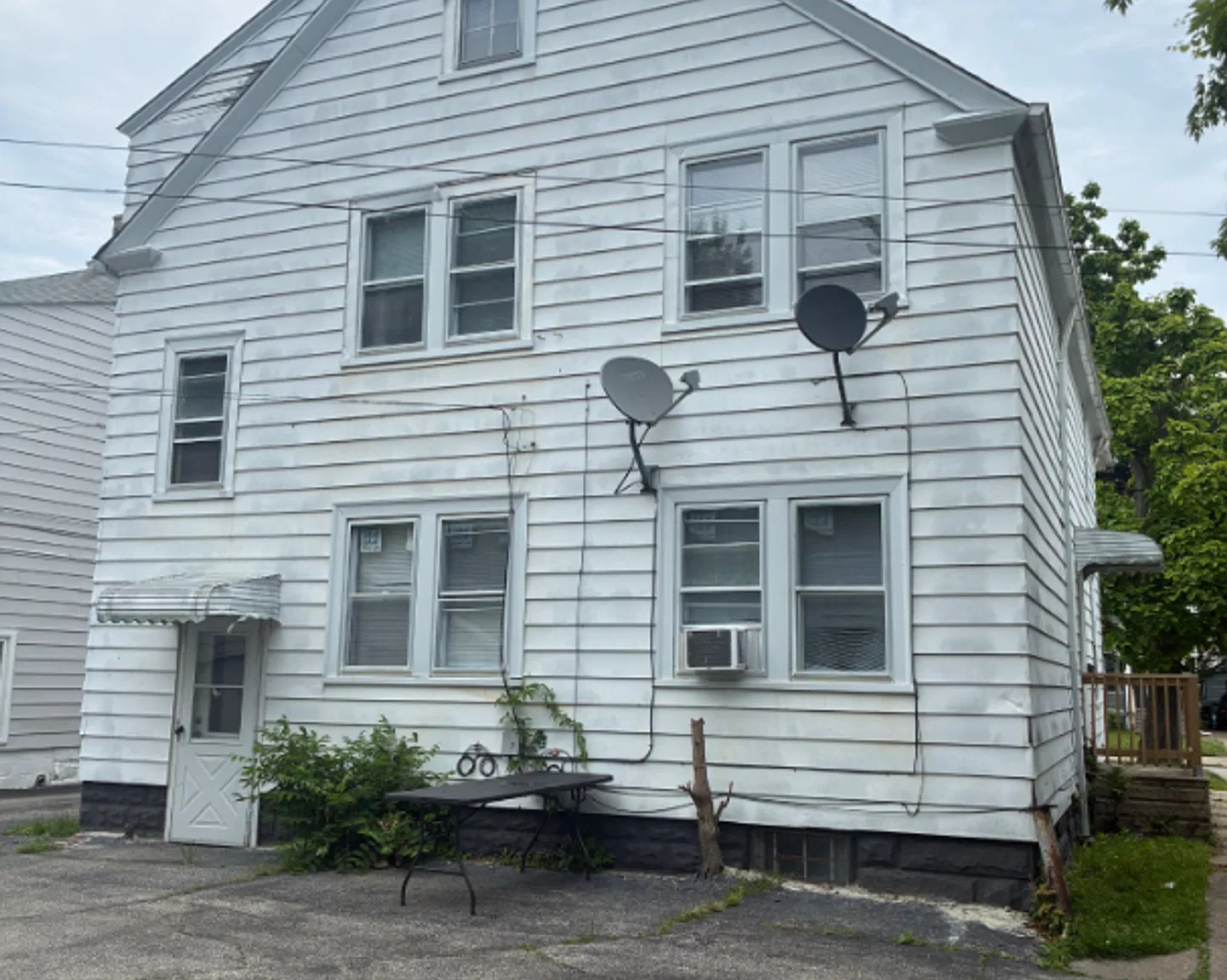 "50% Off the First Month's rent for Charming 2-Bedroom Property in Prime Location" — Photo 3
