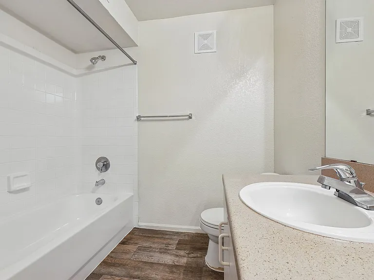 Weston Oaks Apartments — Photo 15