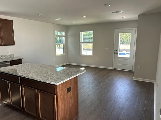 2 bed, 1040 sqft, $1,850 — Photo 4