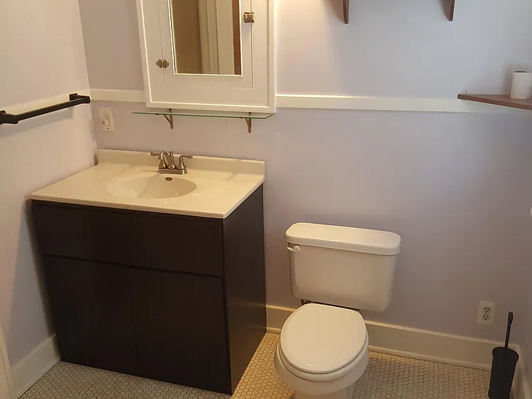 Up full bath with tub/shower