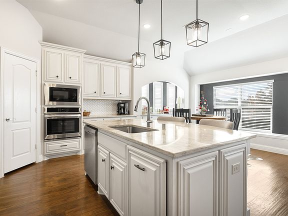 3rd image of 1802 Emerald Vista Blvd
