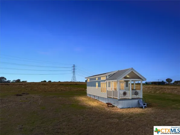 405 Hillview Rd, Dale, TX 78616