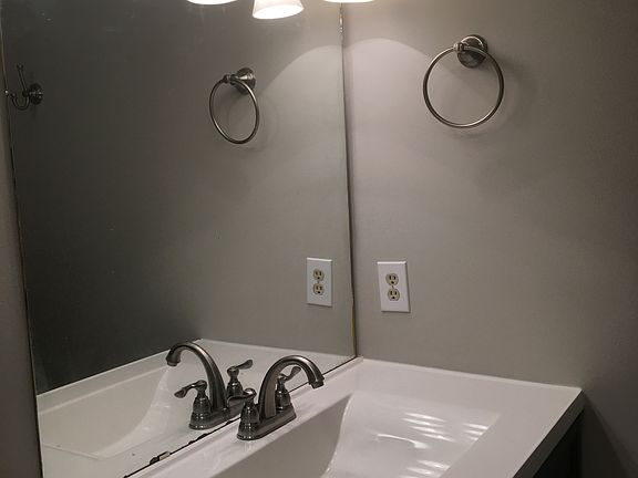 3rd image of 119-32 Oakmont Dr