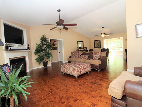 3rd image of 48 Stonecrest Ave