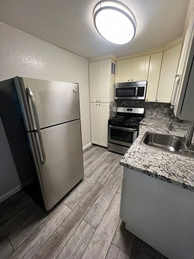 012 - 370 N Fair Oaks Ave — Photo 3