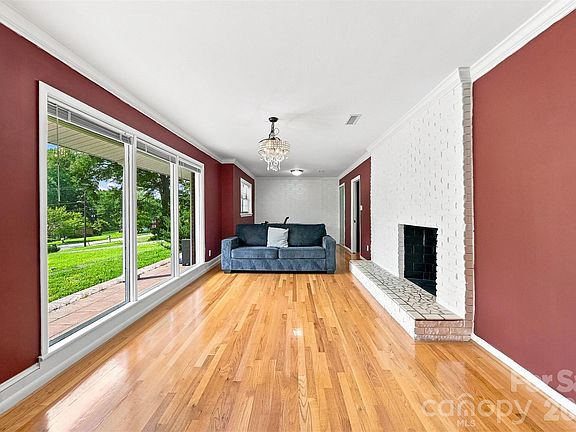 5th image of 324 Northwood Park