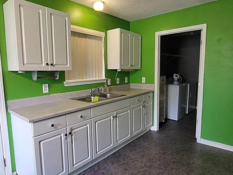 2301 W Mallory St — Photo 11