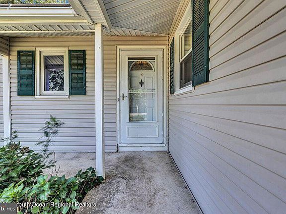 2nd image of 912 Oakdale St