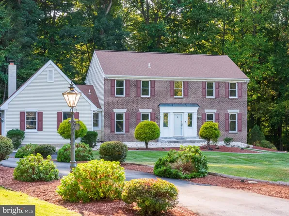 18 Wychwood Ln, Langhorne, PA 19047