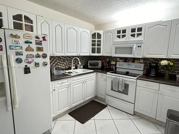 17000 NW 67th Ave APT 123, Hialeah, FL 33015