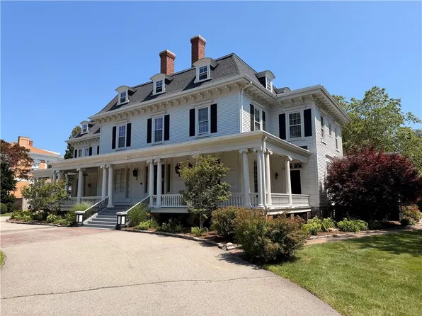 412 Bellevue Ave APT 3, Newport, RI 02840