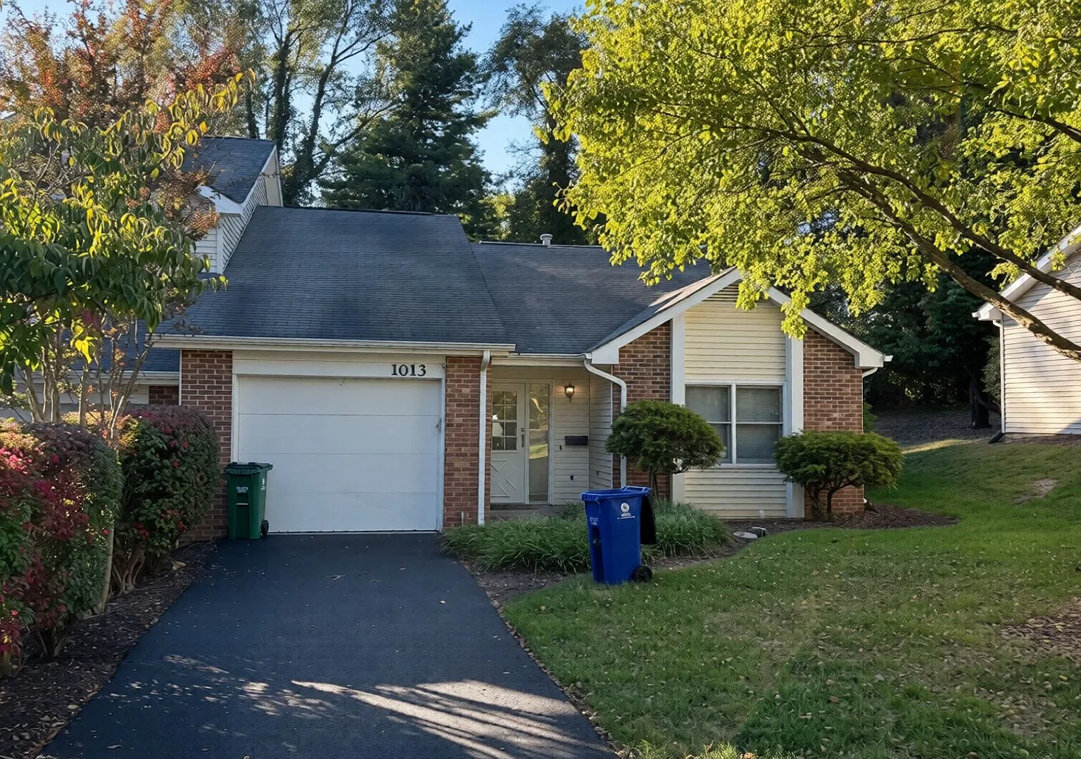 Excellent Town Home Close To Downtown With A Garage — Photo 1