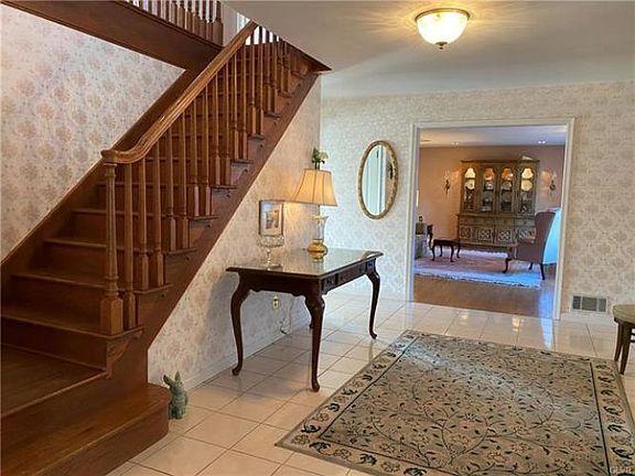 2nd image of 514 Ashwood Dr