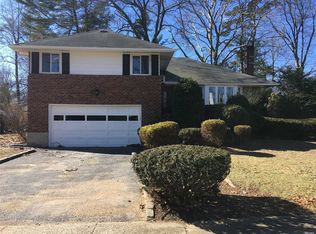 855 Sharon Ln, Westbury, NY 11590