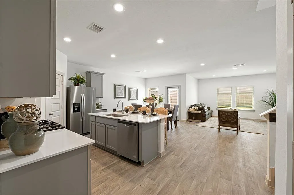 4 bed, 3.0 bath, 2152 sqft, $2,500 — Photo 3
