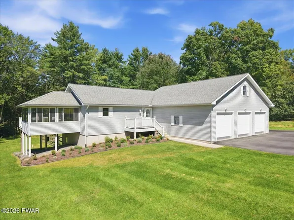 64 Applewood Dr, Hawley, PA 18428