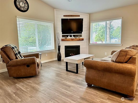 4th image of 466 Octopus Avenue NE