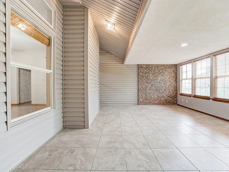 605 Eastview Dr — Photo 27