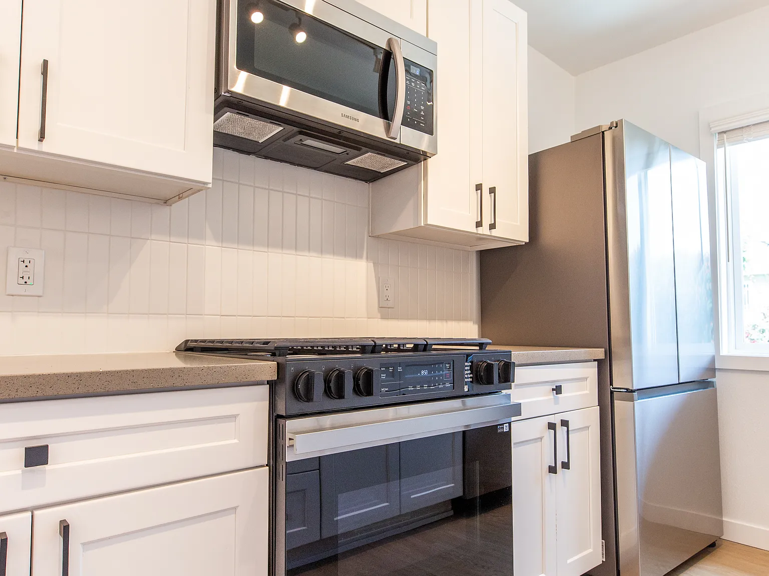 3 bed, 825 sqft, $3,945 — Photo 2