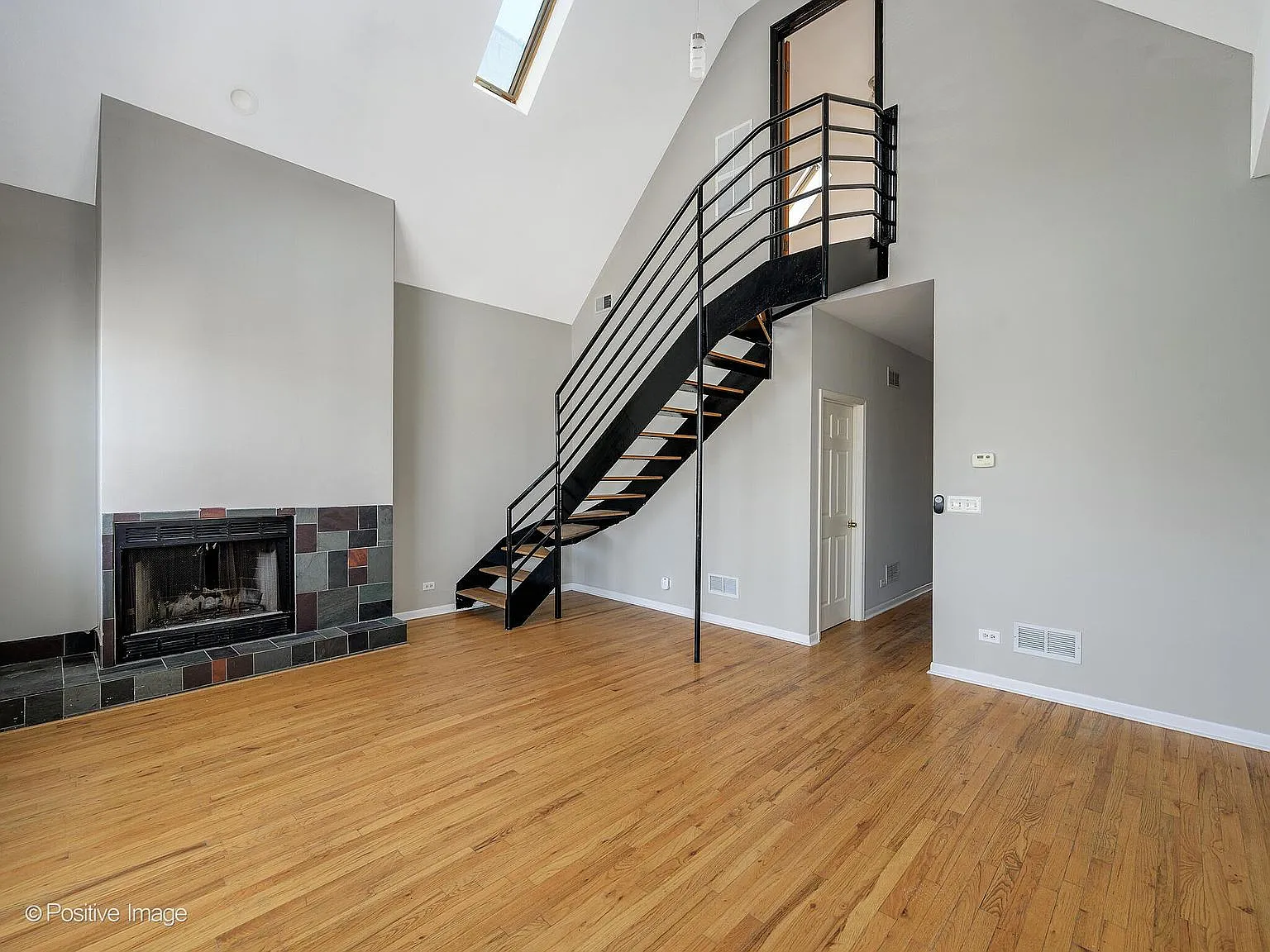 2 bed, 1.5 bath, 1600 sqft, $3,000 — Photo 2