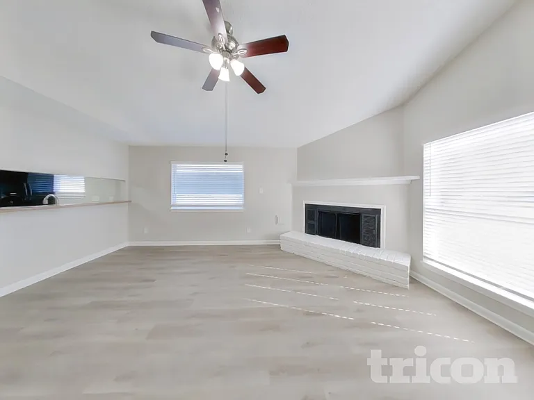 623 Walston Ln — Photo 3
