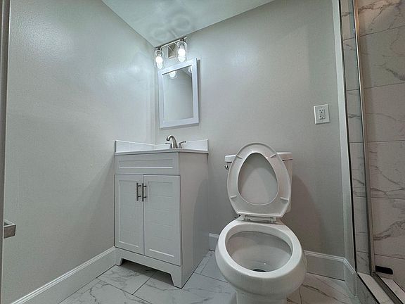 4th image of 9921 Lakepointe Dr