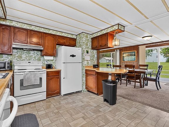 2nd image of 810 SE 7th St