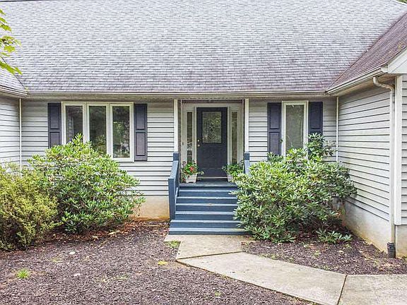3rd image of 31 Bridlewood Dr